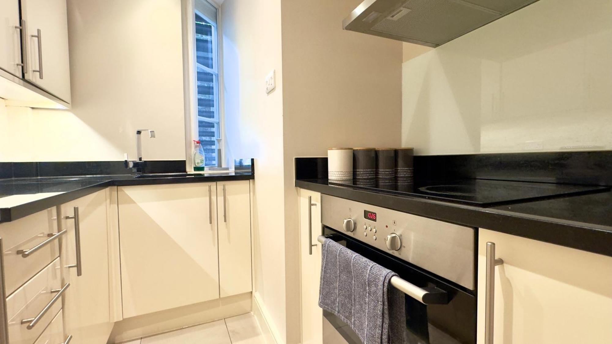 1 Bedroom Mayfair Apartment *